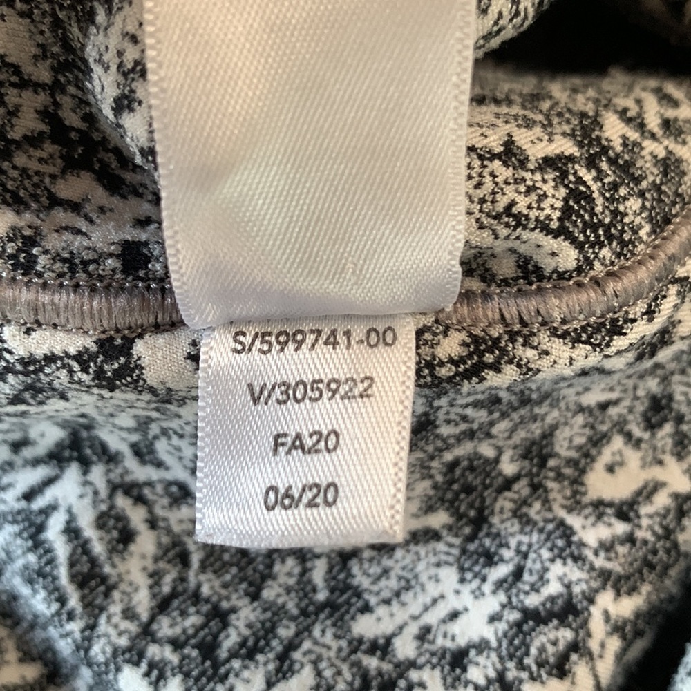 Athleta Salutation Stash 7/8 Tight Women’s Black & White Pattern Leggings Size S - Picture 10 of 10